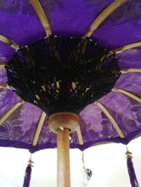 Traditionele ceremoniële Balinese  parasol. Schitterend handwerk, met zeer bijzondere authentieke  details afgewerkt. Op teakhouten voet. Hoogte 110 cm. Diameter parasols 38 en 54 cm.m.