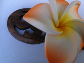 Knot speld. Bali palisander hout met oranje frangipani bloem. 19 cm lang.