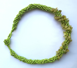 Schitterend kort necklace gedraaid bewerkt met kleine kraaltjes en steentjes. Lengte 41 cm en verstelbaar in twee maten.