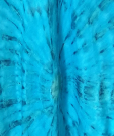 Prachtige Balinese harembroek tie dye felblauw met elastische taille, laag vallend kruis en opgestikt zakje. Taille 82 cm, Beenlengte buitenzijde vanaf de heupband 106 cm. 100% rayon. Maatbereik 36 t/m 42.