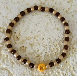 Uit het atelier van Puck. Naam armbandje  'H'.