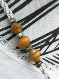 Tribal ketting wit. Totale lengte 27 cm.