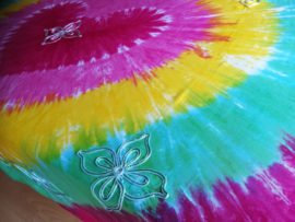 Vrolijk tie dye tafelkleed.In regenboog kleuren. Rijk geborduurd met bloemen. 120x160. 100% rayon. Wasbaar op 40 graden. Tekening kan ivm handwerk onderling iets verschillen.