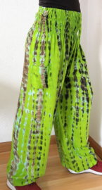 Broek Bohemian tie dye appelgroen/zwart/zand.Lang model. Maat 36 t/m 42.