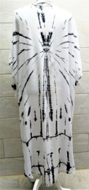 Schitterende oversized tie dye kaftan met unieke print.  Aangeknipte mouw en a-symetrische zoom. Lang model. Wit/zwart/grijs. Bovenwijdte 168 cm, lengte voor 103 cm, lengte achter 126 cm. 100% rayon.