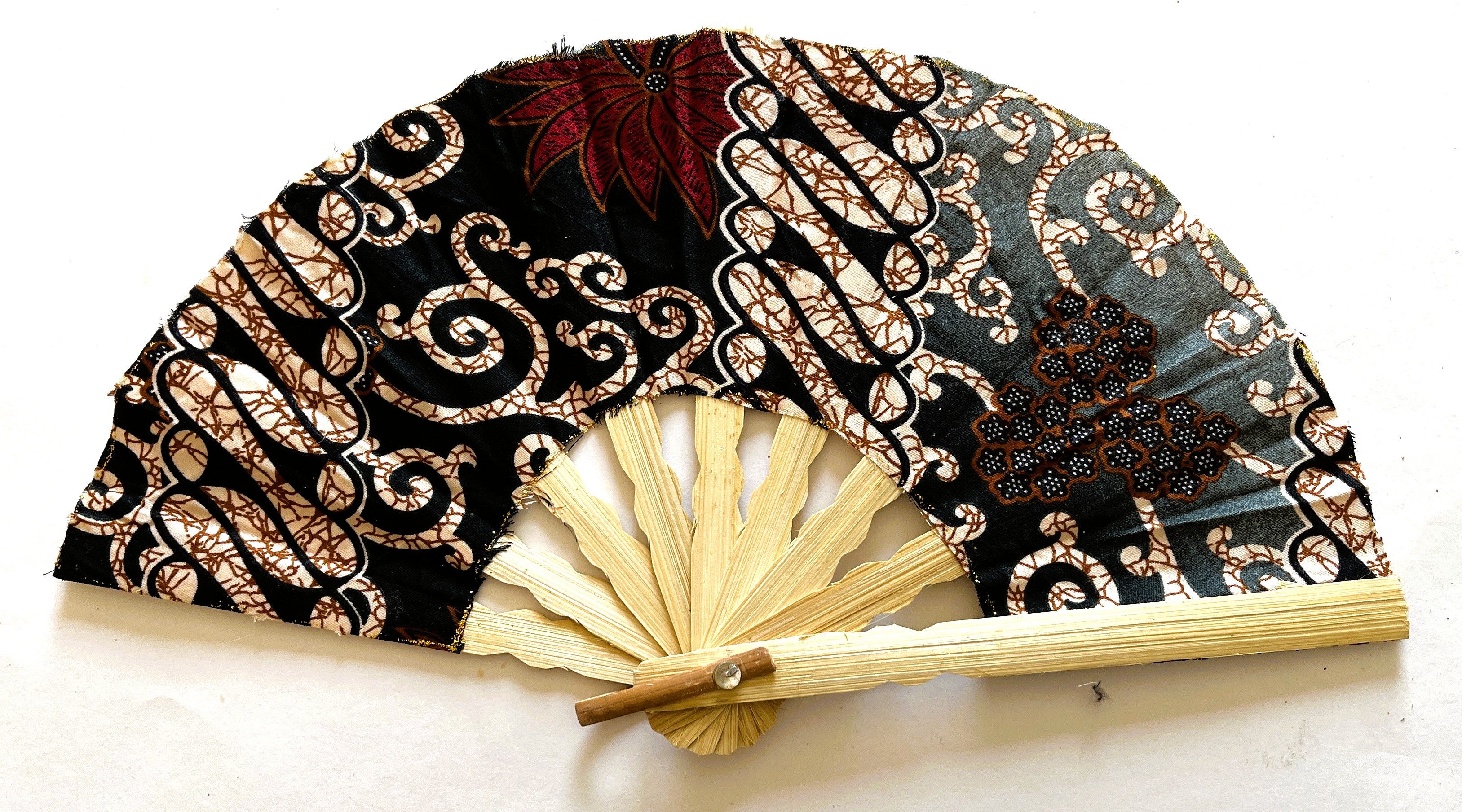 Kleurrijke waaier. Bamboe met batik stof. 21 cm.