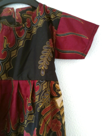 Eenvoudig jurkje van Balinese batik. Maat 116, 6 jaar.