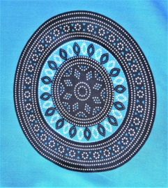 Broek Mandala dua blauw.  Met breed elastiek in taille/ heupband, sierkoordje aan voorzijde, opgestikt zijvakje en elastiek in enkels. Wijde pijp en normaal kruis. Binnenbeenlengte 79 cm. Heupwijdte tot 1.15 m, taille tot max 84 cm. 100% rayon.