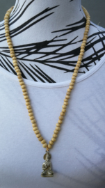 Bijzondere ketting. Mala's met een boeddha van Balinees oud zilver. Lengte 37 cm. 