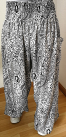 Broek 'Paisley Dream zwart/wit.' Met breed elastiek in taille/ heupband, sierkoordje aan voorzijde, opgestikt zijvakje en elastiek in enkels. Ruimvallende pijpen en normaal kruis. Binnenbeenlengte 81 cm, taille tot 100 cm. 100% rayon.  Maat 44 t/m 50.