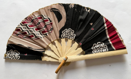 Kleurrijke waaier. Bamboe met batik stof 21,5 cm.