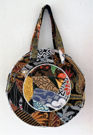 Unieke patchwork Mandala schouder tas, dubbel doorgestikt. Diameter 46 cm, hoofdvak met dubbele rits en voorvak met diameter van 25 cm en enkele rits. Lengte band 39 cm.