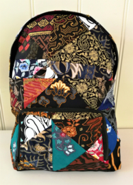 Vrolijke patchwork rugzak. 42x39x12 cm. Hoofdvak met verzonken rits,  voorvak  van 22x20 cm met rits en versteviging op de draagpunten.  Verstelbare schouderbanden en bovenlus.