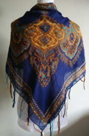 Vierkante omslagdoek blauw 1.11x 1.11 cm. In prachtig batik motief met gouddraad en vrolijke gekleurde franje. Van voile crepe.