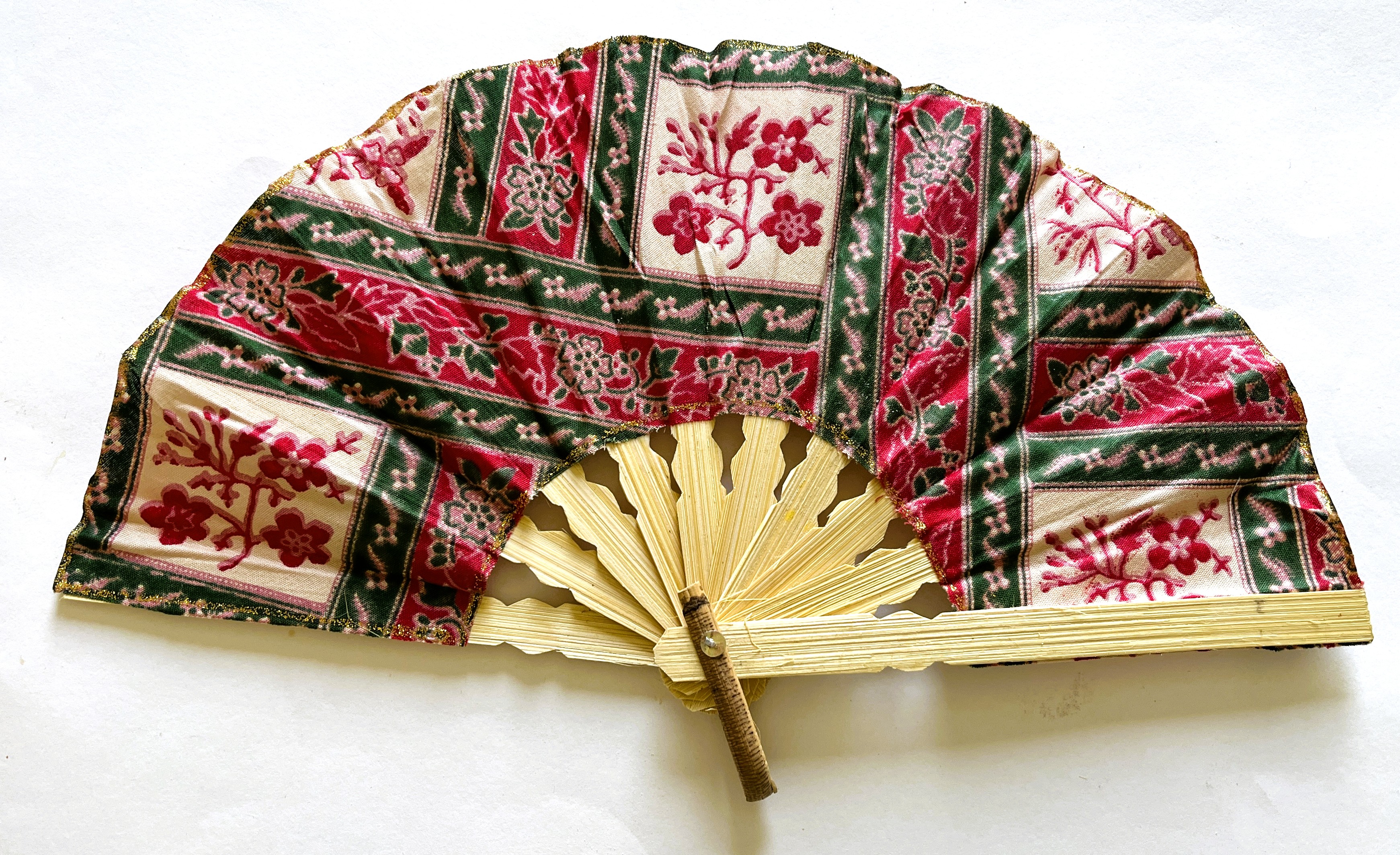 Kleurrijke waaier. Bamboe met batik stof 20 cm.