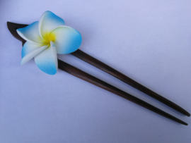 Knot speld. Bali palisander hout met blauwe frangipani bloem,  19 cm lang.