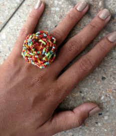 Grote handgemaakte ring 'Rose multi colour'.