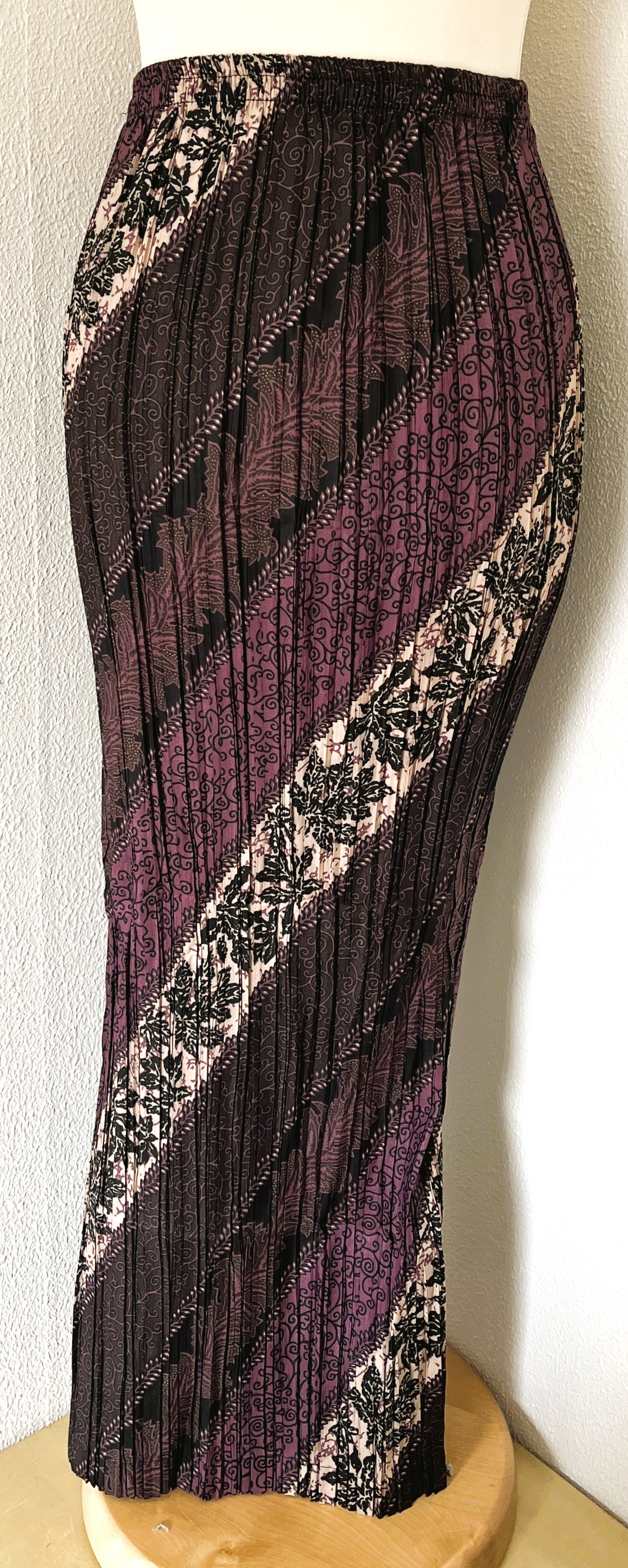 Batik uit Java. Authentieke rok plissé. Maatbereik 38 t/m 42.