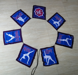 Vlaggenlijn 'Yoga'.  Batik handwerk uit kunstenaarsdorp Ubud. 7 vlaggen van 33x26 cm met 7 afbeeldingen. Lengte inclusief koord  3 meter. 100% rayon