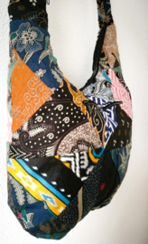 Schoudertas 38 x 29 cm. Hoofdvak en zijvak met rits. Gevoerd.