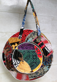 Unieke patchwork Mandala schouder tas, dubbel doorgestikt. Diameter 47 cm, hoofdvak met dubbele rits en voorvak met diameter van 25 cm en enkele rits. Lengte band 39 cm.