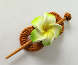 Knot speld. Bali rotan handwerk. Met zacht groene frangipani bloem. 13,5 cm lang.