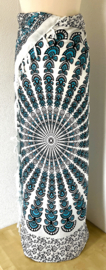 Sarong pauw, zwart/wit/blauw. Symbool van onsterfelijkheid.