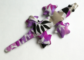 Baby Gekko 13 cm. De gekko staat symbool voor geluk, bescherming en een lang en vruchtbaar leven.  Wordt geleverd in een volijk gekleurd batik zakje met lintje.