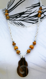 Tribal ketting wit. Totale lengte 27 cm.