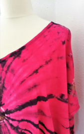 Schitterende oversized tie dye kaftan met unieke print.  Aangeknipte mouw en a-symetrische zoom. Lang model. Flamingo/zwart-wit. Bovenwijdte 160 cm, lengte voor 100 cm, lengte achter 125 cm. 100% rayon.