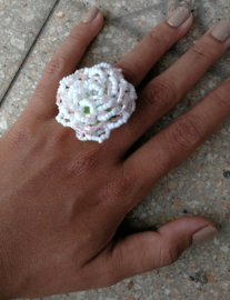 Grote handgemaakte ring 'Rose wit'