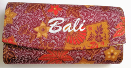 Ruime batik Bali portemonnee. Met rits en twee grote vakken.  19 x 11 cm