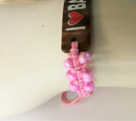 Macramé bracelet 'Í love Bali' roze. Met houten plaatje en kraaltjes. Verstelbaar tot 30 cm. Handwerk.