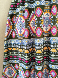 Strapless jurkje 'Bali style'. Gesmockt bovenlijfje, met halterbandje, zijsplitje, lengte 111 cm  vanaf bovenkant smockrand. Bovenwijdte rekbaar tot 100 cm. One size  size voor maat 36 t/m 42. 100% rayon.