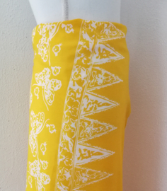 Bali authentieke ceremonie sarong, geel/wit. 150 X 115 cm Wasbaar op 30 graden. Met sarongknoop.