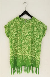 Vrolijk groen sarong shirtje/jurkje. Met aangeknipt mouwtje en knoopsluiting achter. Voor 8/9 jaar.