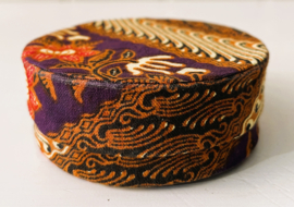 Set onderzetters. Stoffen batik doosje met 6 stoffen onderzetters, afgewerkt met rotan. Schitterend handwerk.
