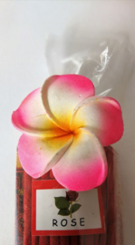 Wierook pakje met  +/- 20 stokjes rose en handgemaakt stenen houdertje. De afbeeldingen van de houdertjes en de kleur van het bloemetje op de verpakking kunnen per pakje verschillen.