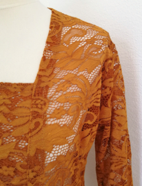 Traditionele Balinese kanten kebaya caramel. Maat 44.