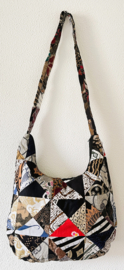 Schoudertas 38 x 29 cm. Hoofdvak en zijvak met rits. Gevoerd.