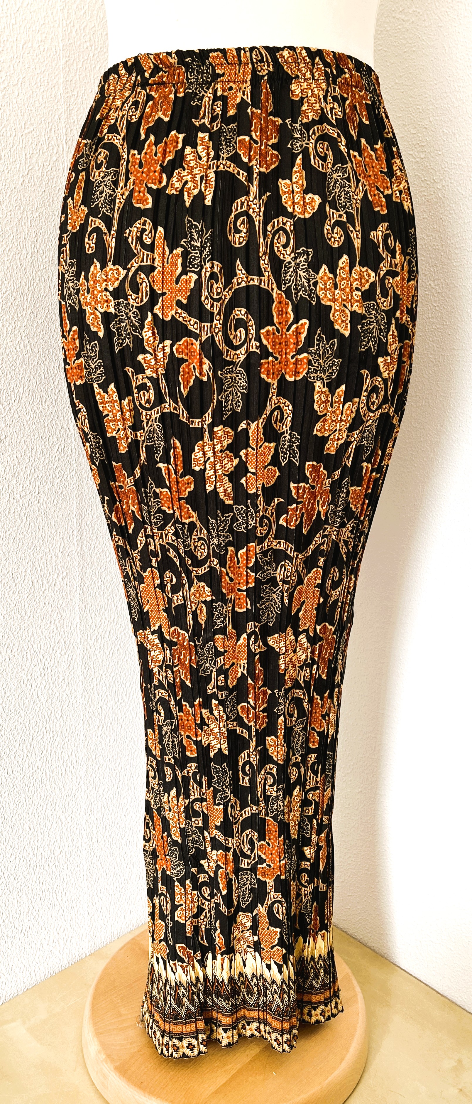 Batik uit Java. Authentieke rok plissé. Maatbereik 36 t/m 40.