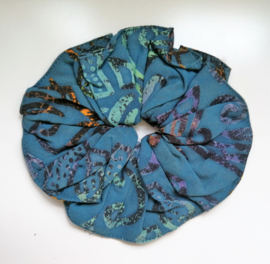 Schitterende batik wokkel/scrunchie. Voor paardenstaart, vlecht of knot. Met dubbelzijdige batik print.