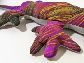 Gekko zwaarte knuffel L. Gevuld met Bali zand. 793 gram, 37 cm lang. Leverings uit assorti. Batik printjes kunnen onderling wat verschillen.