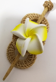 Knot speld. Bali rotan handwerk. Met gele frangipani bloem. 13,5 cm lang.