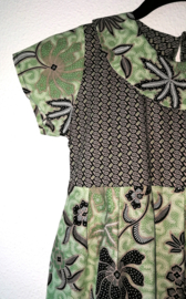 Schitterend jurkje van Javaanse batik. Maat 116/122.  6/7 jaar.