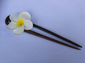 Knot speld. Bali palisander hout met witte frangipani bloem. 19 cm lang.