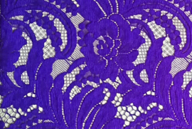 Schitterend kant voor kebaya's. Dieppaars, 142x224 cm. Goed voor twee kebaya's maat 42/44. Aan drie zijden een zelfkant. 100% elastische kanten rayon. Wasbaar op 30 graden