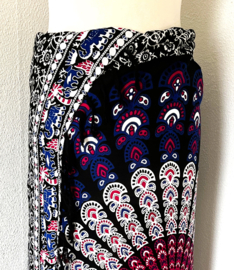 Sarong pauw, zwart/diepblauw/multi.  Symbool van onsterfelijkheid.
