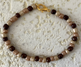 Uit het atelier van Ana. Armbandje bruin tinten.