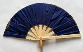 Kleurrijke waaier. Bamboe met batik stof 21,5 cm.